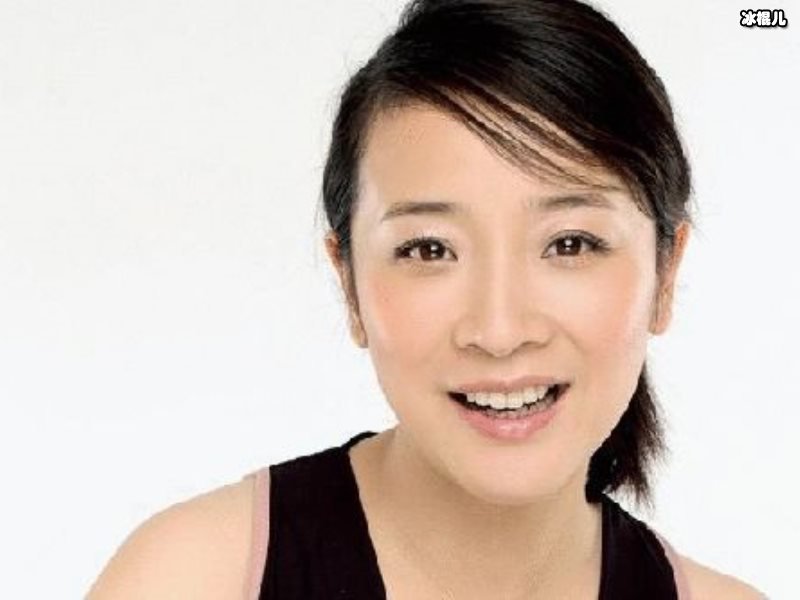 陈小艺同框徐帆气质被碾压，自己黑裙短发像大妈！