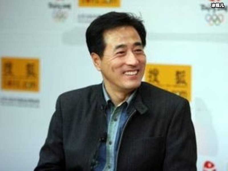 63岁杨立新满脸通红，酒局演唱京剧美女拍手称赞获网友好评！