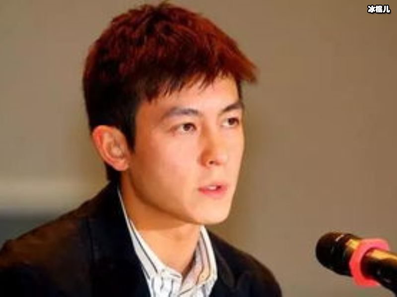 陈冠希秦舒培穿情侣装外出，女儿动作抢镜一家人相拥超幸福！