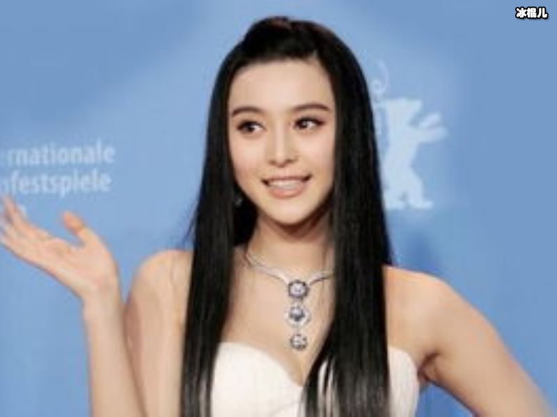 范冰冰正式复出？装扮奢华走红毯一个包包就价值五位数！
