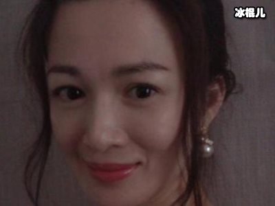 陈少霞与大19岁丈夫的2岁女儿罕见出镜，豪宅曝光面朝大海！