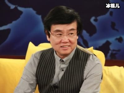74岁黄百鸣与模特合照，6块腹肌醒目出镜网友调侃宝刀未老