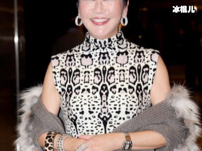 狄波拉与小11岁老公牵手外出逛街，被称赞风韵犹存老公大方示爱