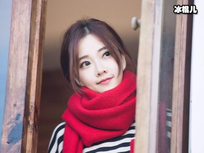 冯提莫晒环球影城打卡照，plog配文超可爱路人直呼素颜女神！