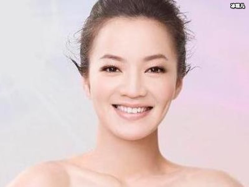 大家称阿雅为“温开水”女神，与她的温柔气质相符合