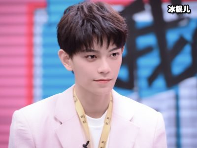 丁禹兮背着巨大冲浪板下班，工作人员视若无睹真清清白白打工仔