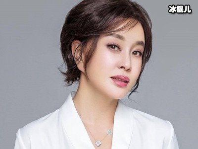 派头十足！刘晓庆的一新戏开机仪式，发言时众人自觉让位