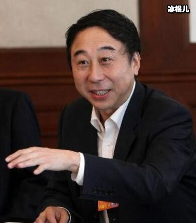 冯巩与粉丝在景区合影，网友：爱学方言的“老学童”