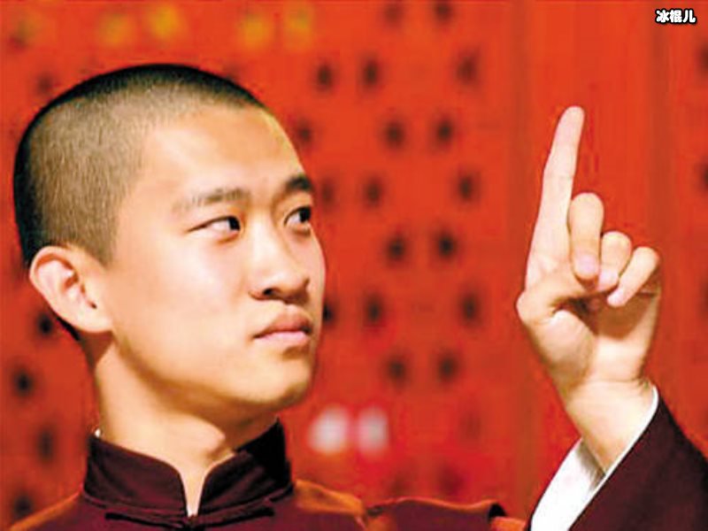 曹云金与陌生女子约饭，分开时依依不舍网友：又换人了？