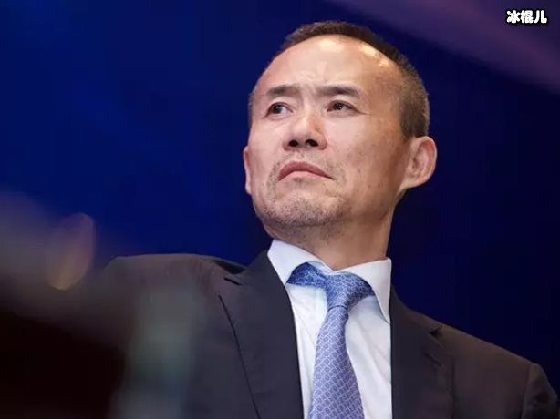 房地产富豪王石被壮汉踩在地，表情狰狞痛苦！