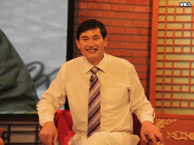 大衣哥再次走红网络，一身古装引争议
