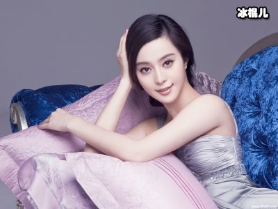 范冰冰闪亮自拍坚称自己无美颜，当众调侃经纪人