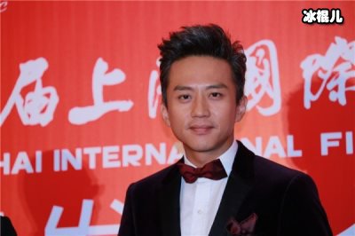 邓超妈妈罕见露面，配合儿子搞笑画风一片和谐