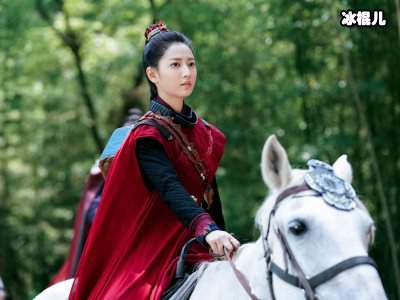 《月上重火》改编于同名武侠小说，男主一人分饰两个角色