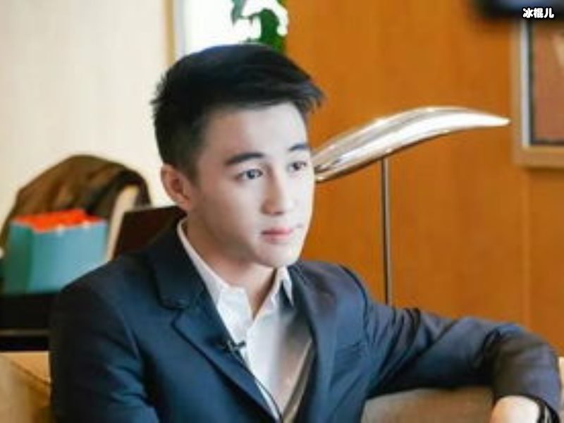 赌王一生落幕何猷君晒合影悼念亡父，粉丝却更关心遗产后续