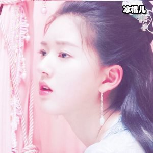 都是靠网剧而火，赵露思资源多到数不过来而她只能客串