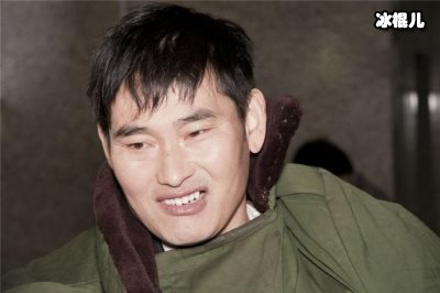 大衣哥现身美容院，享受美女“采耳”服务网友：回去跪搓衣板
