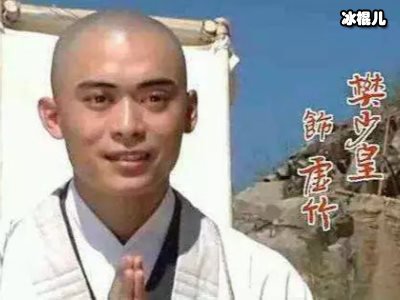 樊少皇剪坏三岁女儿头发，饭兜皮肤白皙美得像个洋娃娃