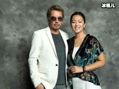 KK和老公现身街头定制V领开叉裙性感十足，男主的心里在哭泣