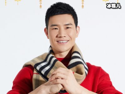 “嘎子哥”晒合照，妻子被指责将小儿子塞进上衣