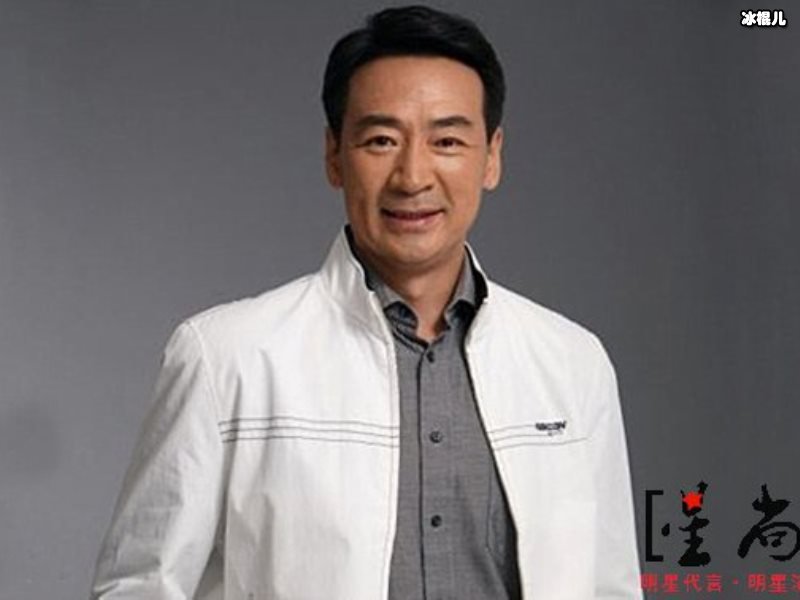 65岁寇振海久违现身！二婚娶娇妻的他宝刀不老现与12岁儿子似爷孙