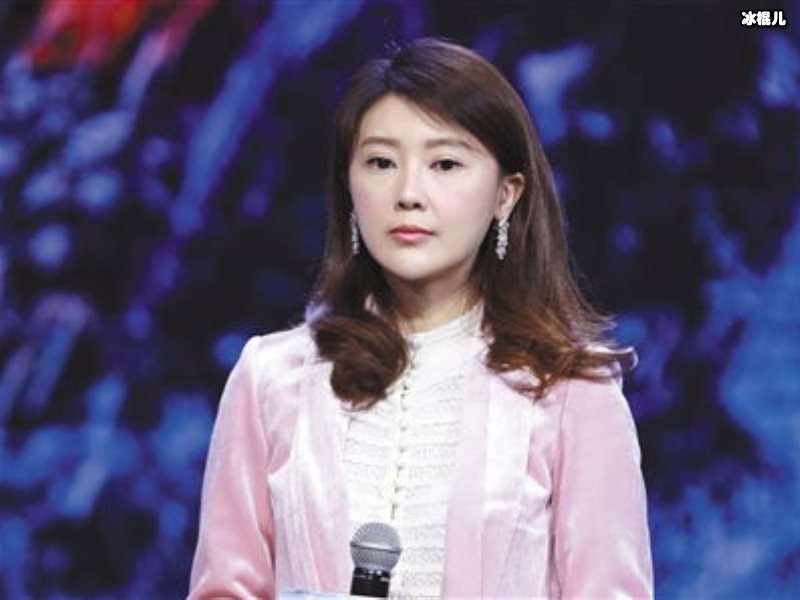 甘薇再次被限制出境却仍住豪宅请两个保姆，曾自曝养不起孩子