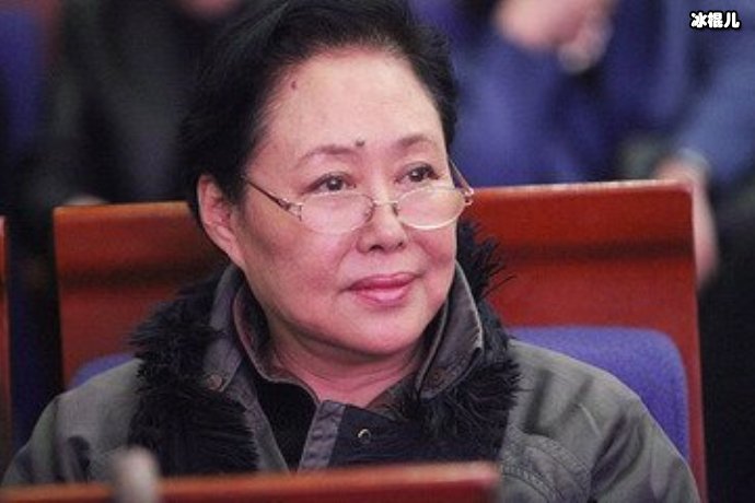 出道40年的斯琴高娃，朗诵《钟南山的眼泪》致敬一线勇士