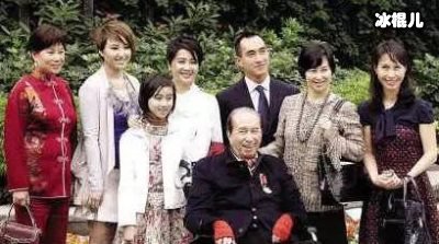 赌王去世未过孝期，何猷君奚梦瑶迪士尼游玩被批不孝顺！