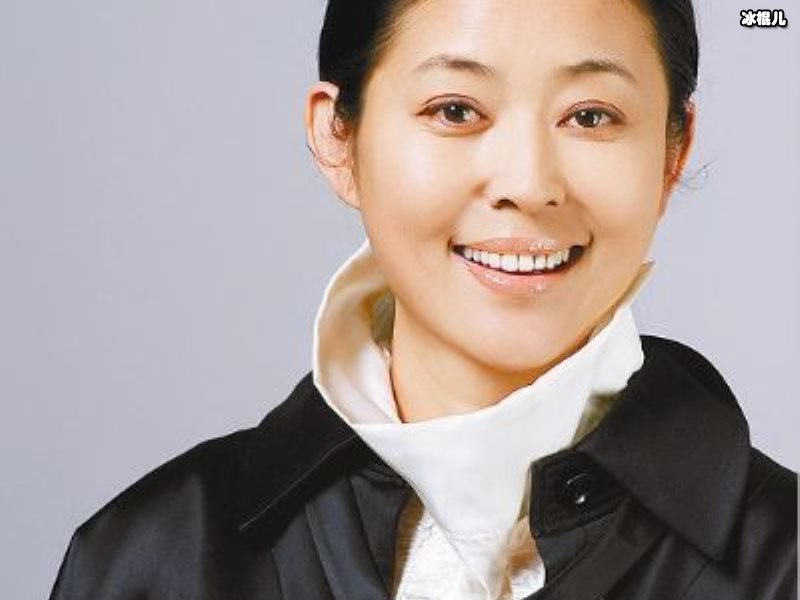 61岁倪萍在高铁上低调给病人让座，被认出后获乘务员送水果零食
