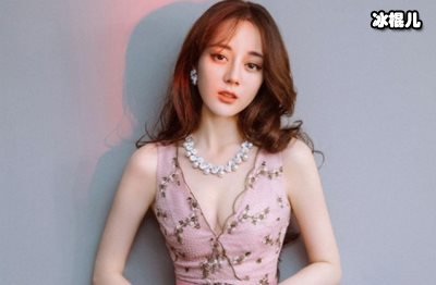 迪丽热巴穿v字领的礼服，不愧是女神