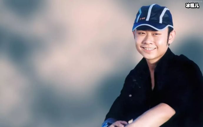 曾经的金曲歌王刀郎现身朋友女儿婚礼，网友：岁月匆匆留下痕迹！