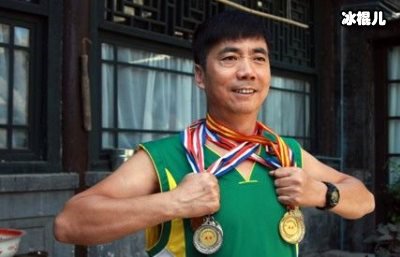范明教孙女跳小苹果舞蹈，网友发问还是当年的那个邢捕头吗