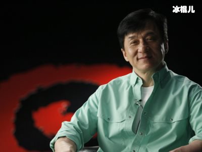 成龙生日之际与妻子二人甜蜜庆祝，房祖名凌晨发文为父亲云庆生