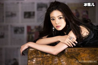 安以轩问候七月小腹隆起对未来充满期待，母性的光芒遮不住