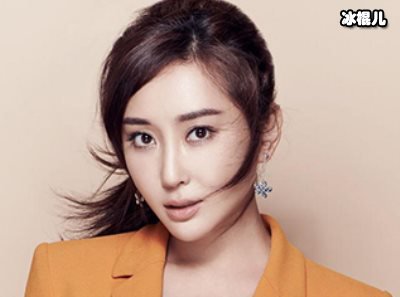 杜若溪为女儿准备早餐，小可爱耐心等待