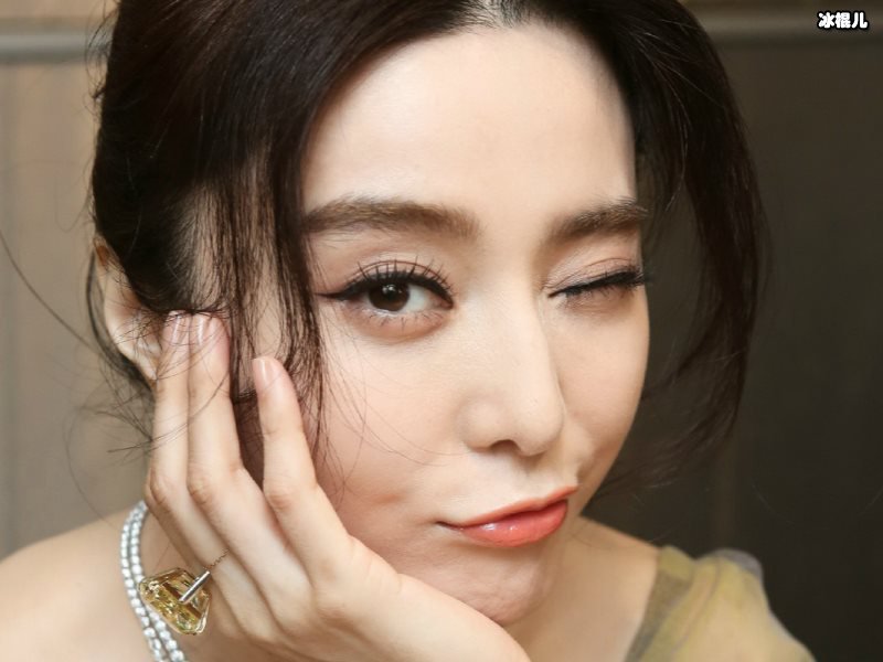 范冰冰受邀与大学生聊天，气质状态宛如清纯少女
