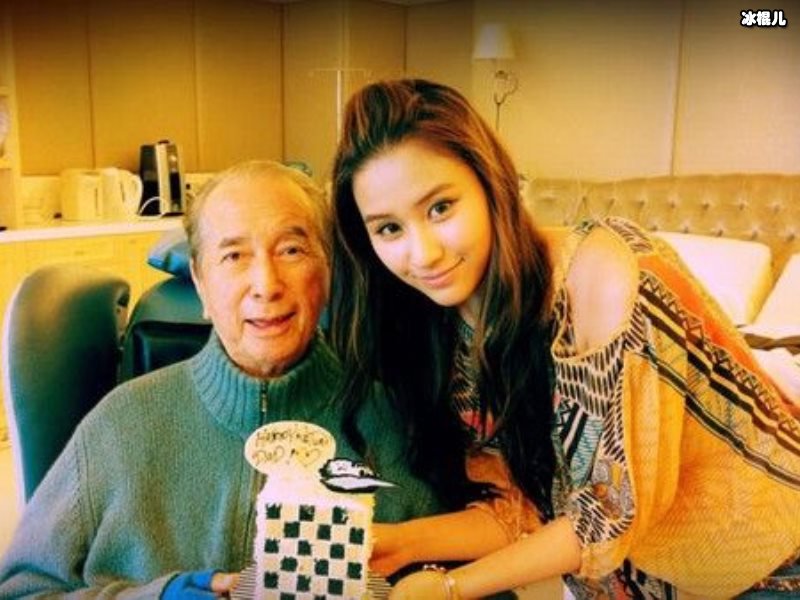 何超欣现身酒吧，看到神秘男子陪同，网友：有钱真好