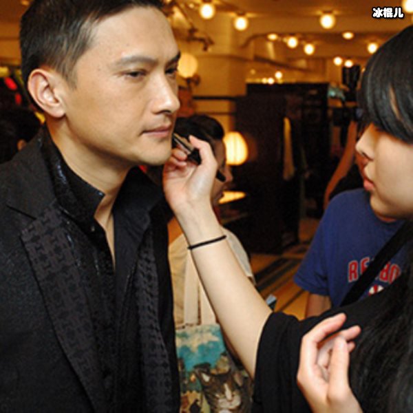 陈锦鸿是一个敬业的演员，同时也是一位慈爱的父亲