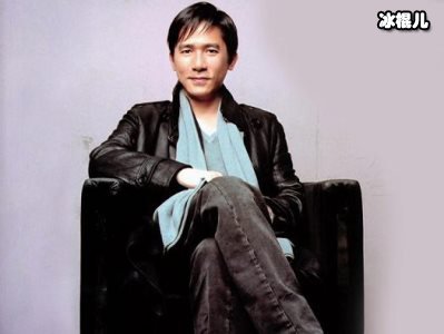 梁朝伟58岁生日刘嘉玲拍摄影帝玩滑板，尽显青春气息