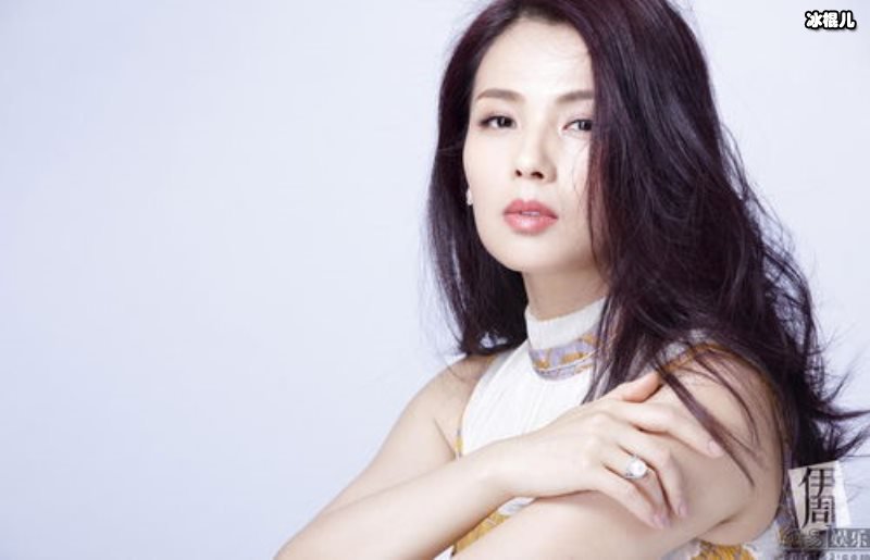 刘涛中国红服装是要给谁去拜年吗？红红火火美丽动人简直太会穿了