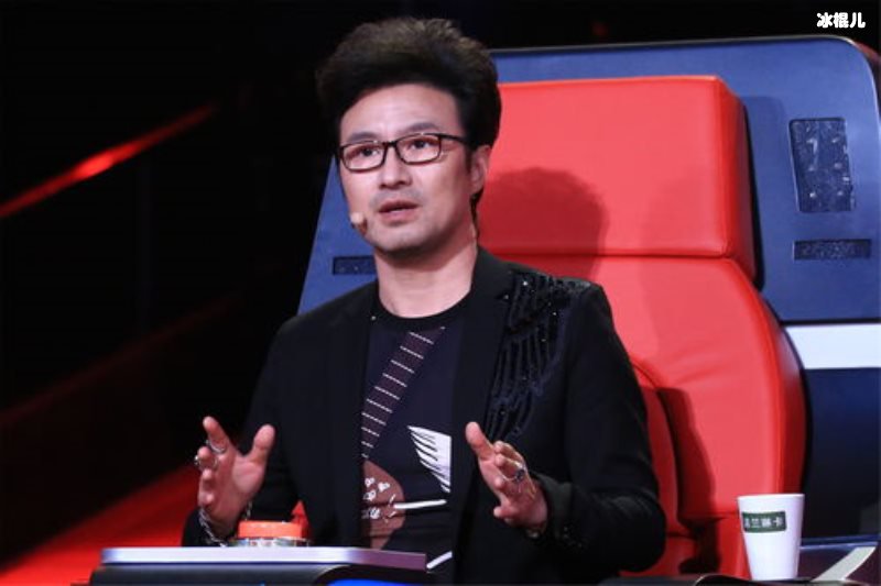 汪峰和女儿醒醒有爱互动，被女儿打扮成“花大姐”逗笑网友