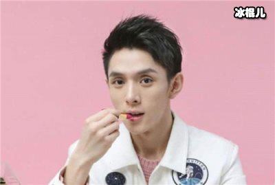 李佳琦亮相综艺《嘿！你在干嘛呢？》，却被助理嘲笑素颜妆容！