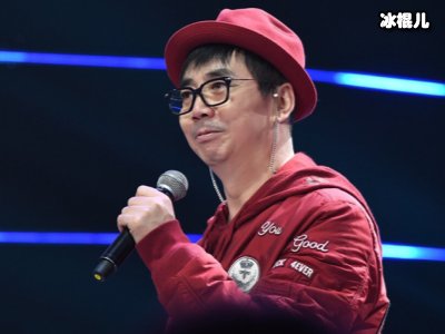 范明妻子晒两个人合照，笑容灿烂照片背景很抢眼