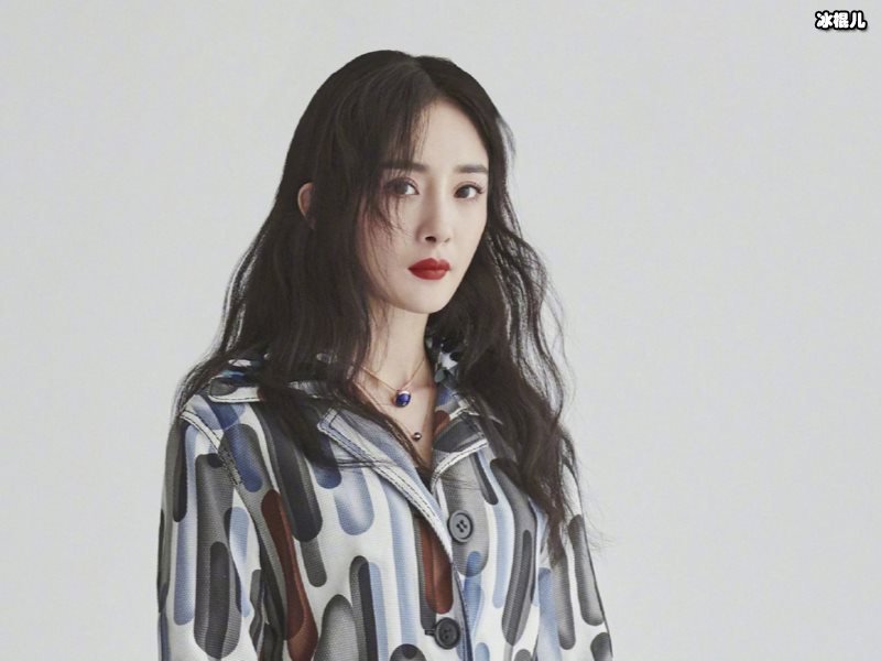 她直白提问黄圣依，爆出杨幂轧戏