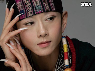 杨丽萍跟女徒弟水月同框照好似姐妹，水月提起老婆一脸幸福