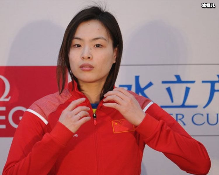 吴敏霞晒两岁女儿近照，从小培养读书好习惯