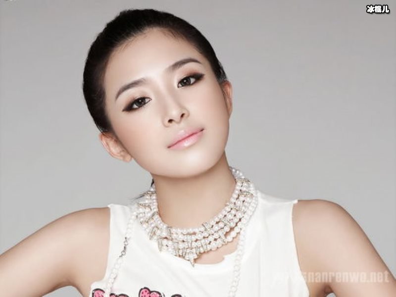 张含韵多年一直保持健身的习惯，身材完美素颜漂亮