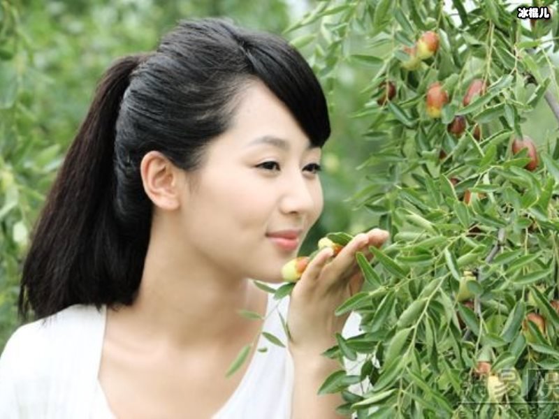 杨紫为瘦身放弃奶茶在片场手拿饮料，看到标签网友表示真的自律