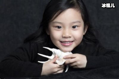 李小璐女儿堪称“整容”式长大，穿纱裙花淡妆年仅七岁气场十足