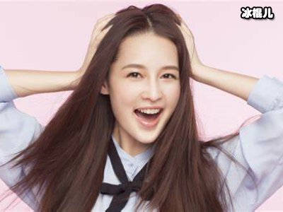 李沁不仅演技在线，私下穿搭也是十分的在线美腿诱惑